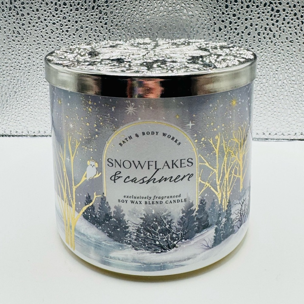 Bath & Body Works Snowflakes & Cashmere 3 Wick Candle